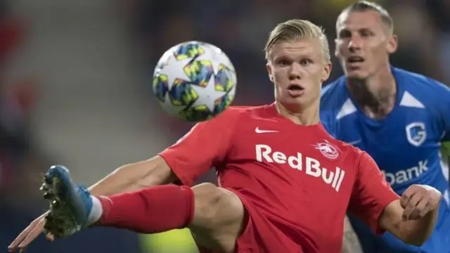 Meneja wa Manchester United Ole Gunnar Solskjaer alisafiri kwa ndege hadi Salzburg kukutana Haaland