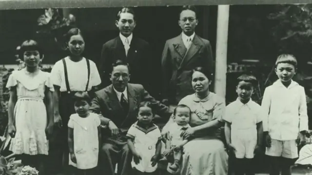 A família Senjiro Hatanaka, retratada em 1944