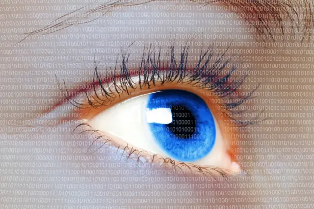 Mulher de olhos azuis olhando para uma tela digital virtual 