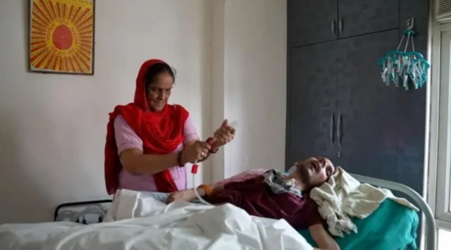 ਹਰੀਸ਼ ਦੇ ਮਾਤਾ ਨਿਰਮਲਾ ਉਨ੍ਹਾਂ ਨੂੰ ਫੀਡਿੰਗ ਟਿਊਬ ਰਾਹੀਂ ਖਾਣਾ ਦਿੰਦੇ ਹਨ