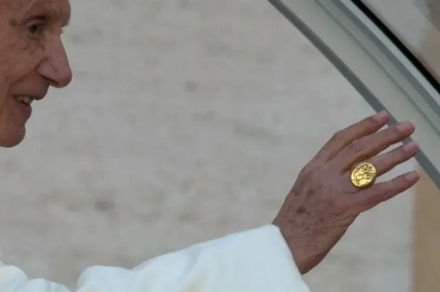 Benedict XVI dey wear di Ring of di Fisherman
