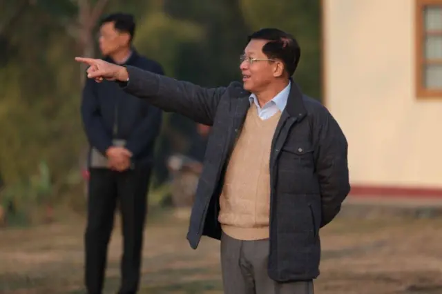 လဟယ်မြို့ကို ရောက်ရှိနေတဲ့ စစ်ခေါင်းဆောင်ကိုတွေ့ရစဉ်