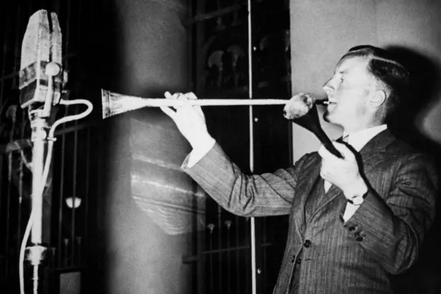 O trompetista James Tappern toca as trombetas de Tutancâmon em frente ao microfone