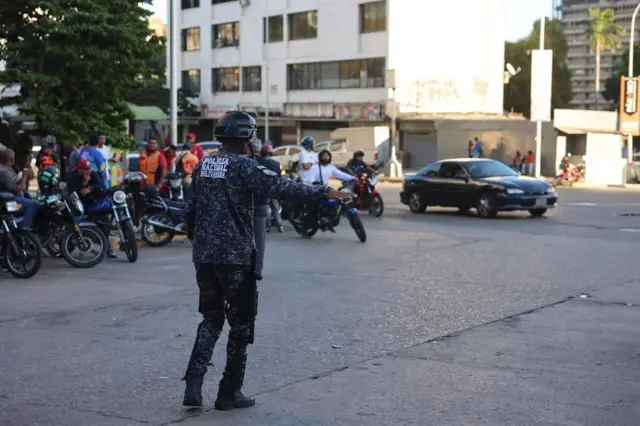 Un policía, de espaldas, da indicaciones en las inmediaciones del Helicoide de Caracas.