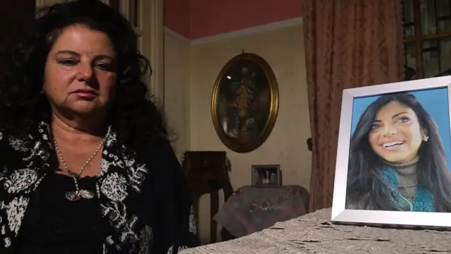 ماريا تيريزا جيليو بجانب صورة لابنتها