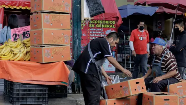 Trabalhadores em feira de rua