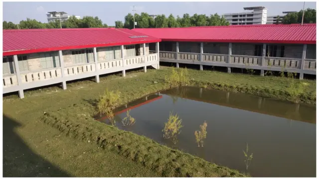 প্রতিটি ক্লাস্টারে একটি পুকুর আছে।