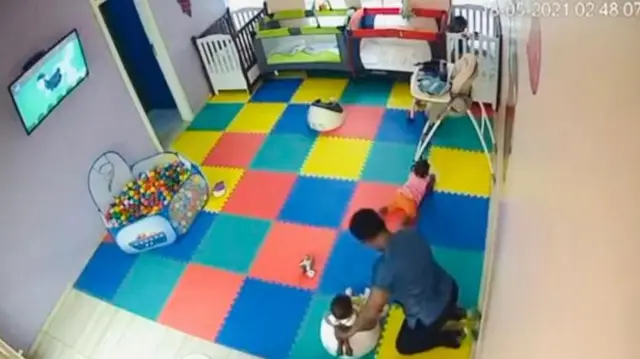 Aworan ile itọju awọn ọmọde pẹlu ẹni to n tọjuu wọn