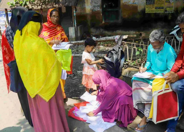 এসআইআরের পর পশ্চিমবঙ্গের ভোটার তালিকা থেকে বাদ যাওয়া ভোটাররা জেলা শাসকের দফতরে এসেছেন নিজেদের নথিপত্র জমা দিতে — ফাইল ছবি।
