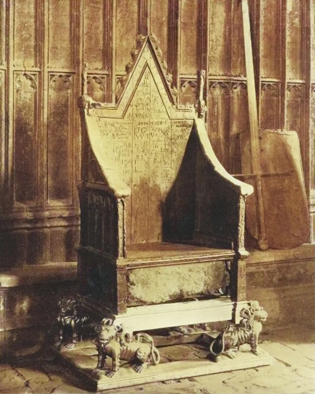 ศิลาแห่งชะตาลิขิตจะถูกบรรจุไว้ข้างใต้บัลลังก์ราชาภิเษกของกษัตริย์อังกฤษ