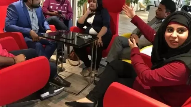 દુબઈમાં નોકરી અંગેની માહિતી મેળવતા લોકો