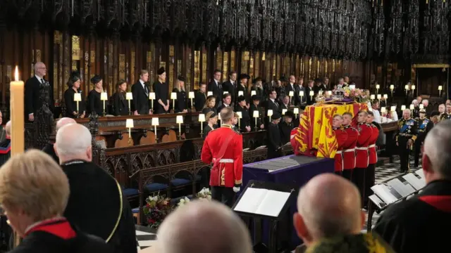 Dentro de la capilla de San Jorge, cerca del castillo de Windsor, donde se realizó otro sepelio y lugar en el que, finalmente, descansan los restos de Isabel II.