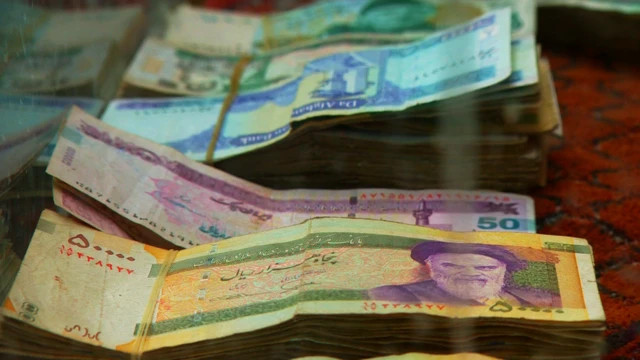 انجام معاملات به تومان، از سوزن تا منزل. حتی ماموران دولت وقتی حقوق‌شان را به افغانی دریافت می‌کنند، آن را با تومان عوض کرده به مصرف می‌رسانند