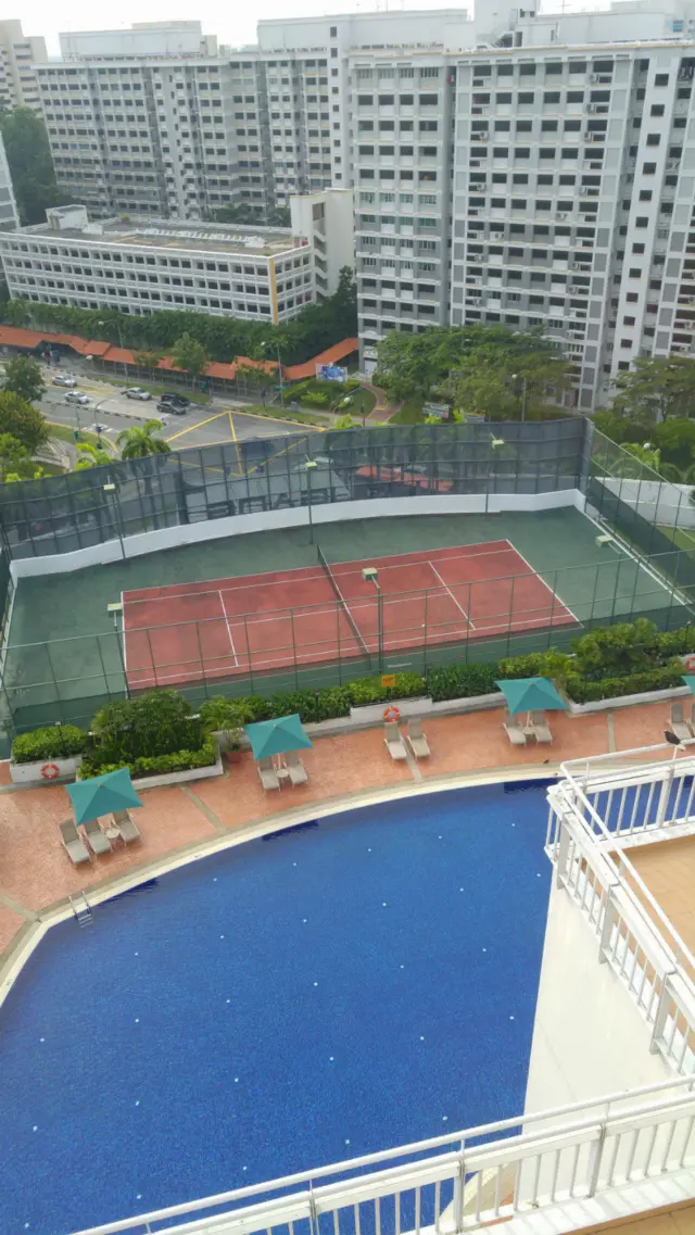 ካብ መረባ ሳሎነይ ናብ ደገ እንትምልከት፡ ደስ ዝብል ስምዒት ኣብ ውሽጠይ ይፍጠር።