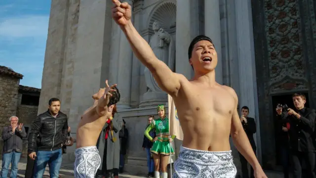 สองพี่น้องนักกายกรรมเวียดนาม