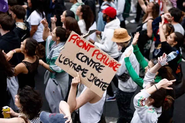 Des manifestants appelle le Front populaire à barrer la route au RN