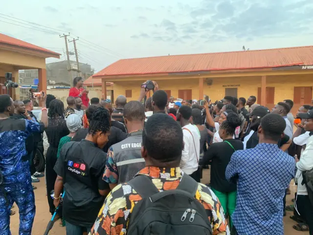 Awọn ẹbi, ara ati ojulumọ ṣe ayẹyẹ idagbere abẹla titan fun Adukẹ Gold