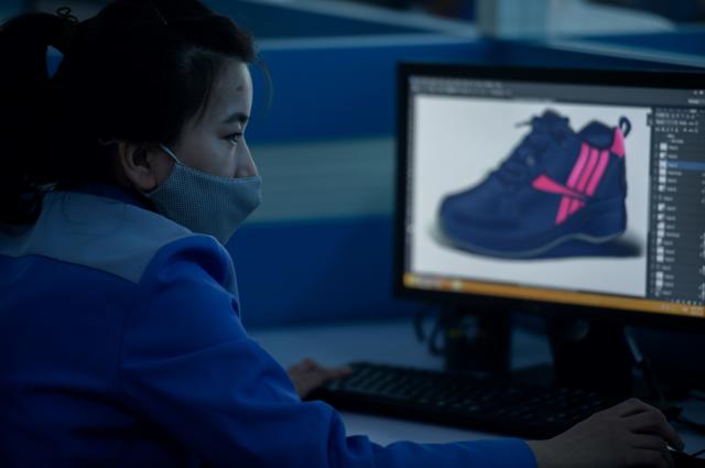 Nữ công nhân thiết kế giày tại một nhà máy ở Bình Nhưỡng.