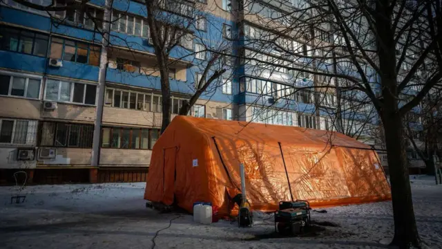 Помаранчевий намет у дворі Києва 