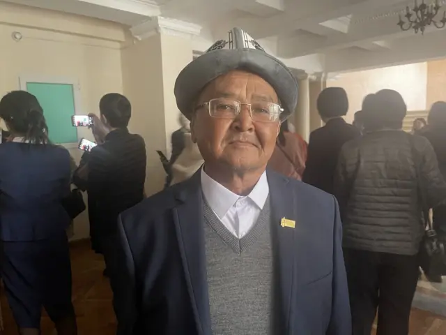 Сериалдагы эң негизги каармандардын бири - математика мугалими Кочкор агай