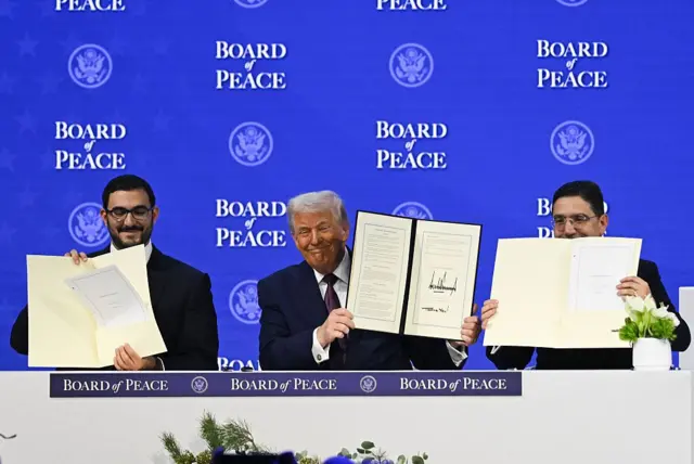 Trump imzaladığı bildirgeyi elinde tutuyor