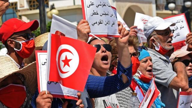 الشارع التونسي متفاعل مع الأزمة بين أطراف الحكم في البلاد