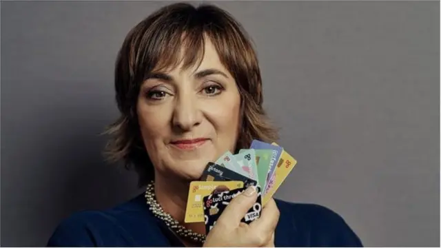 تتقلد لويس حالياً منصب مديرة التشغيل بالشركة