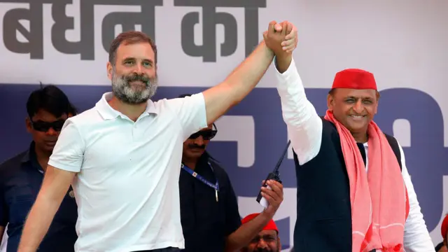 कांग्रेस नेता राहुल गांधी के साथ समाजवादी पार्टी के अध्यक्ष अखिलेश यादव 