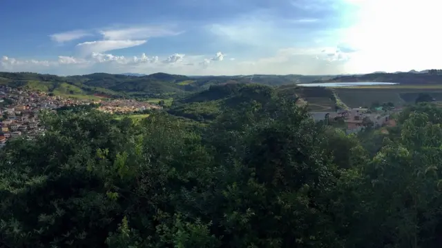 Vistaapostaaposta em cavaloscavalosCongonhas ao lado da barragem