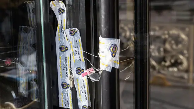 Pita polisi menutup pintu masuk Harbour Suites Old City Hotel pada 18 November 2025 di Istanbul, Turki.