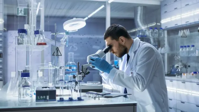 Científico en un laboratorio