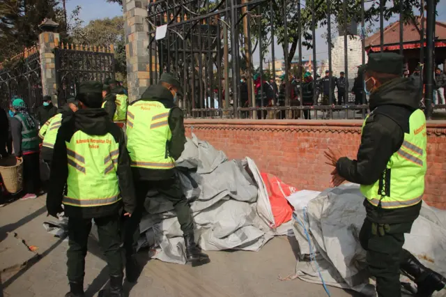 फुटपाथ व्यवसायीहरूमाथि नगर प्रहरीले कडाइ गर्दै आएको छ