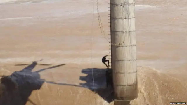 ਪਿਲਰ ਉੱਤੇ ਬੈਠੇ ਹੋਏ ਜੋਧਨ