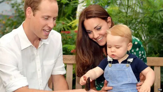 Guillermo y Catalina, con su hijo.