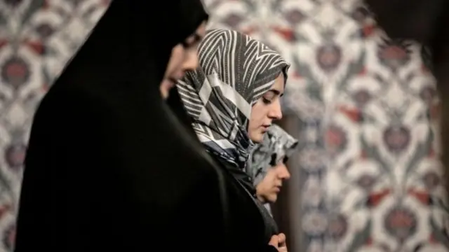 نساء يؤدين الصلاة في أحد المساجد بجنوب أفريقيا