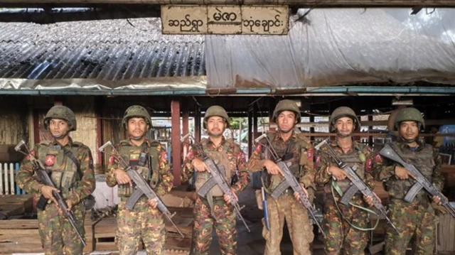 အင်းတော်ဒေသထဲမှာတွေ့ရတဲ့ မြန်မာစစ်တပ်တပ်ဖွဲ့ဝင်တချို့