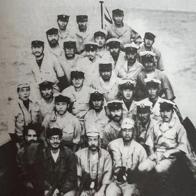 ஜப்பானிய நீர்மூழ்கிக் கப்பல் பணியாளர்களுடன் நேதாஜி