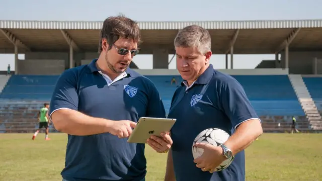 Dirigentes do Cruzeiro-RS conversando no campo