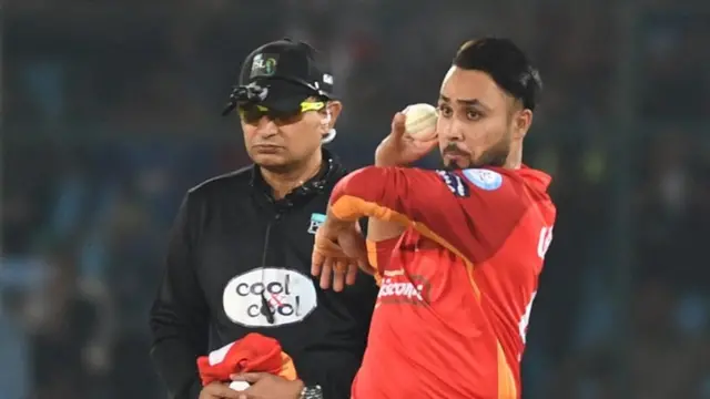 فہیم اشرف اس پی ایس ایل میں اب تک بہترین انفرادی بولنگ کرنے والے بولر ہیں۔ انہوں نے لاہور قلندرز کے خلاف 19 رنز دے کر6 وکٹیں حاصل کی تھیں۔