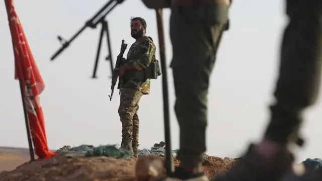 جندي يحمل سلاحا