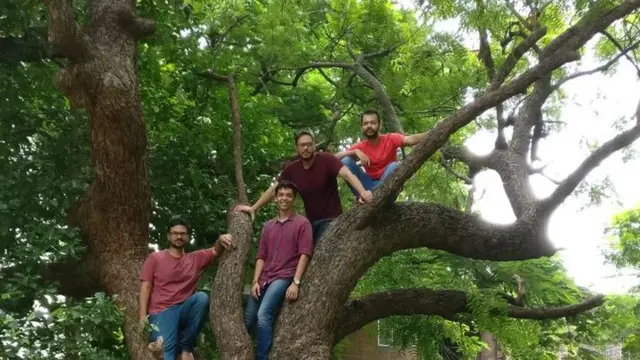 एनआईडी में पेड़ पर दोस्तों के साथ बैठे चक्रधर आला