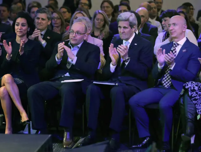 جیسون رضاییان و همسرش یگانه صالحی در کنار جان کری، وزیر خارجه وقت آمریکا و جف بزوس، رئیس آمازون و صاحب واشنگتن‌پست، روزنامه‌ای که آقای رضاییان با آن همکاری داشت