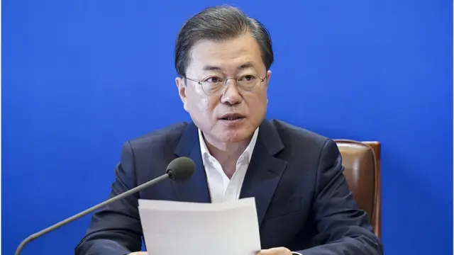 문재인 대통령이 24일 청와대에서 열린 제2차 비상경제회의에서 발언을 하고 있다