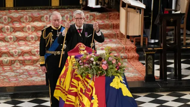 Lord Chamberlain "rompe" su bastón de mando