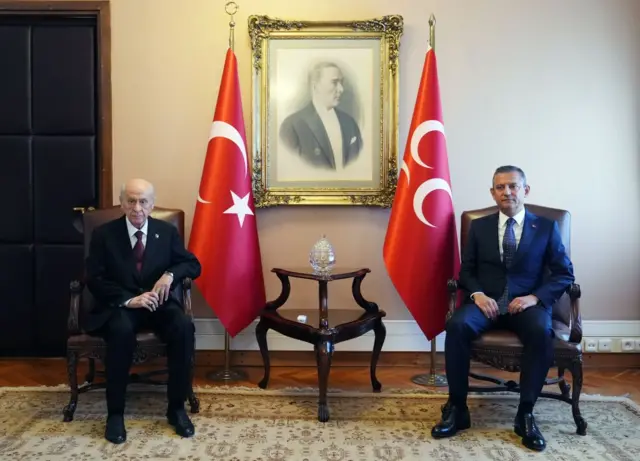 MHP Genel Başkanı Devlet Bahçeli, Özel ile görüşmesi öncesi yaptığı açıklamada Gezi Parkı davasıyla ilgili çağrıları sert bir dille eleştirdi. 