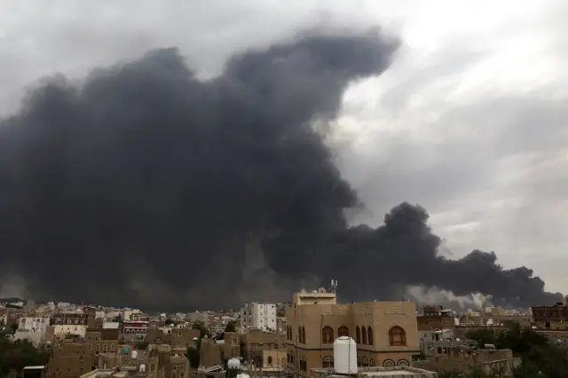 دخان متصاعد جراء قصف إسرائيلي على اليمن