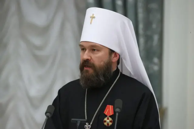Иларион в священнической одежде с медалью