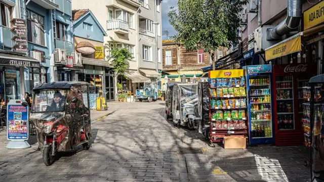 نظرًا لأن الجزر خالية من السيارات، يتنقل السكان المحليون بالدراجات الكهربائية وعربات الجولف (مصدر الصورة