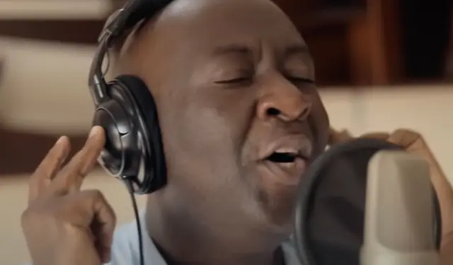 Alain 'Muku' yamenyekanye kandi nk'umuhanzi, mu ndirimbo ye yakunzwe cyane "Tsinda Batsinde" yaririmbiye ikipe y'igihugu Amavubi