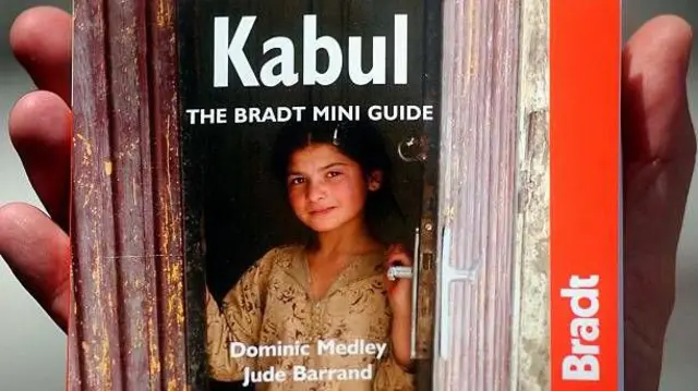 نمایی از جلد راهنمای سفر به کابل. در این جلد کتاب تصویر یک دختر کوچک افغان آورده شده است. 